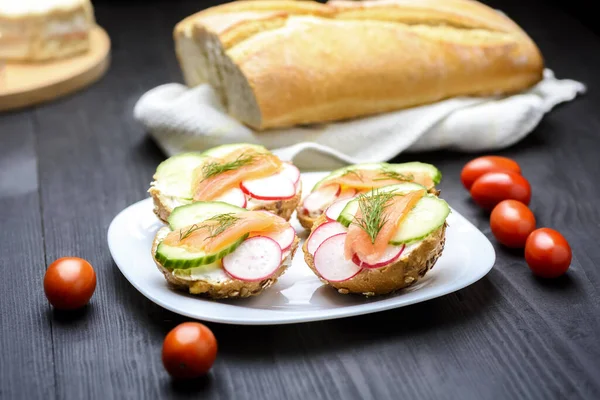 Tasty Breakfast Small Sandwiches Salmon Vegetables — Stock Photo, Image