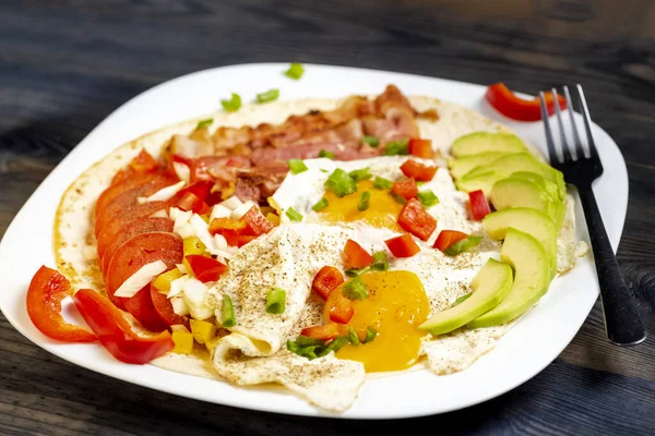 Huevos rancheros - çiftlikte yumurta - Meksika 'da katı kahvaltı