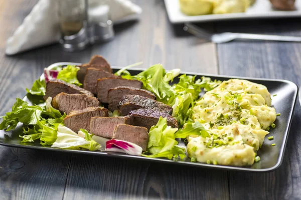 Filete Ternera Con Puré Papas Mezcla Lechuga — Foto de Stock