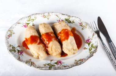 domates soslu - Polonya mutfağının yemek lahana dolması