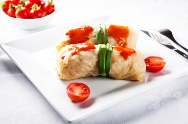 domates soslu - Polonya mutfağının yemek lahana dolması