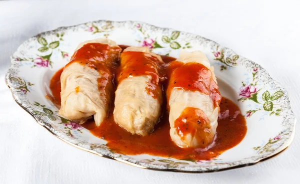 Boneka kubis dalam saus tomat - hidangan masakan Polandia — Stok Foto