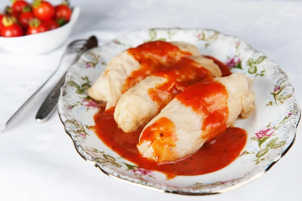 Kåldolmar i tomatsås - en maträtt av polska rätter — Stockfoto