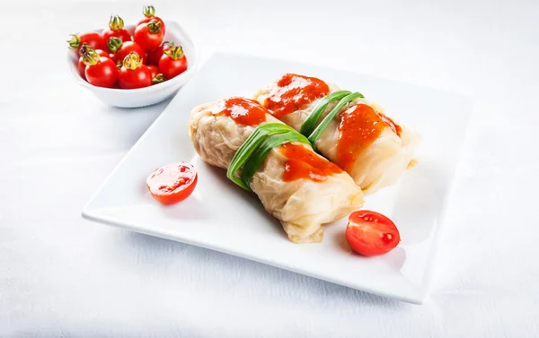 Kohlrouladen in Tomatensauce - ein Gericht der polnischen Küche — Stockfoto