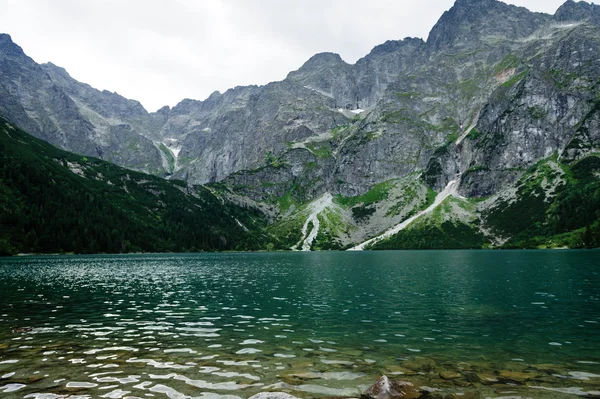 Tatra dağlarındaki Deniz Gölünün Gözü