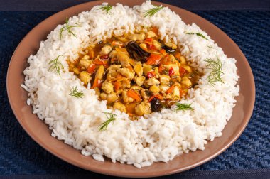 kahverengi tabağa pilav