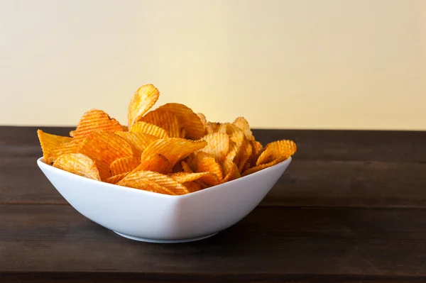 Potato chips bowl on table — Stock Photo, Image