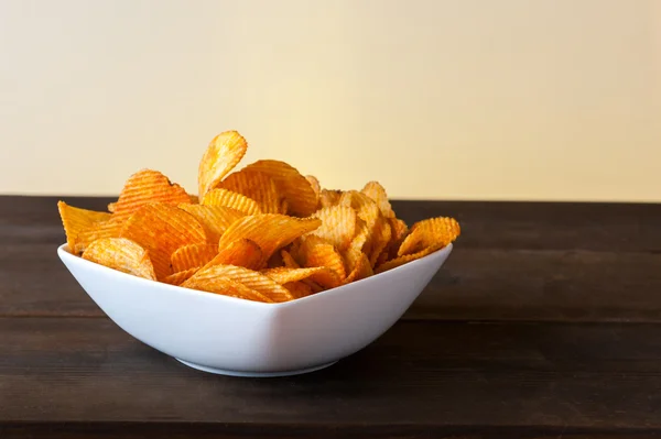 Batatas fritas tigela na mesa — Fotografia de Stock