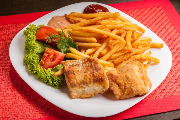 Pescado y patatas fritas — Foto de Stock