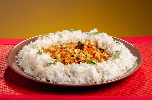 Рис на коричневой тарелке — стоковое фото