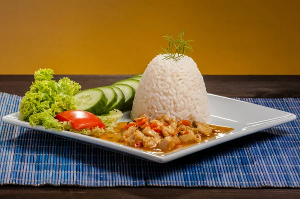 Рис на белой тарелке — стоковое фото