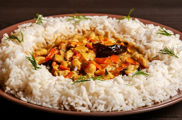 Рис на коричневой тарелке — стоковое фото
