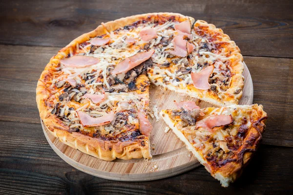 Pizza z szynką — Zdjęcie stockowe