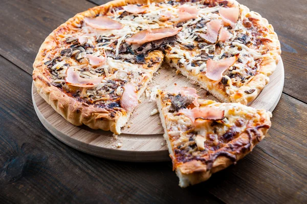 Πίτσα με ζαμπόν — Φωτογραφία Αρχείου