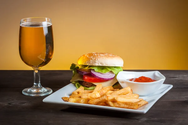 Hamburger plaka üzerinde — Stok fotoğraf