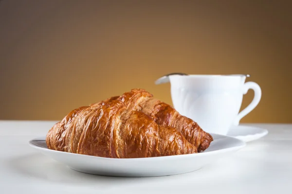 Croissants leichtes und leckeres Frühstück — Stockfoto