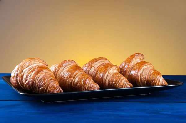 牛角包光和可口的早餐 — 图库照片