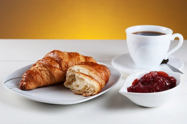 クロワッサンの光とおいしい朝食 — ストック写真