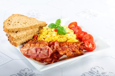 sahanda yumurta ve domuz pastırması