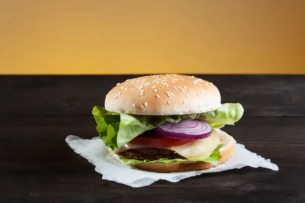 Hamburguesa en el plato —  Fotos de Stock