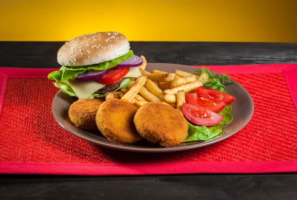 Fish burger  and chips — Zdjęcie stockowe