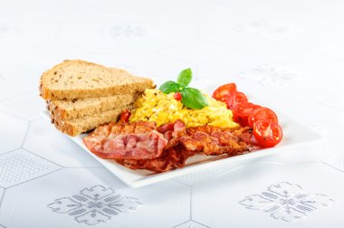 sahanda yumurta ve domuz pastırması