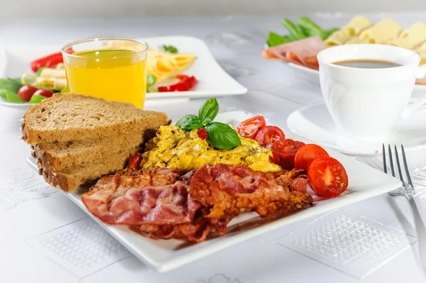 Scrambled eggs and bacon — Stock Photo, Image