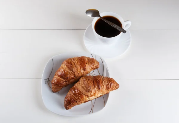 クロワッサンの光とおいしい朝食 — ストック写真