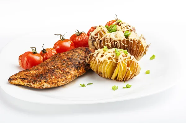 Gebakken aardappelen met gegrilde kip — Stockfoto