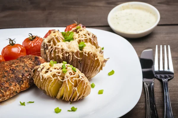 Pommes de terre cuites au four avec poulet grillé — Photo