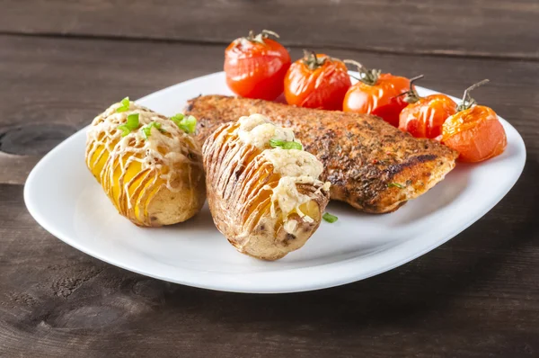 Baked potatoes with grilled chicken — Stock Photo, Image
