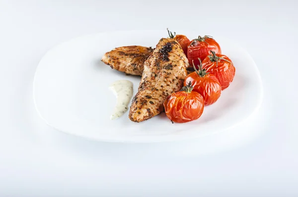 Poitrine de poulet grillée sur assiette blanche — Photo