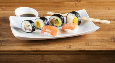 Japon yemekleri - suşi beyaz plaka üzerinde