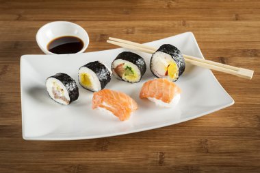 Japon yemekleri - suşi beyaz plaka üzerinde