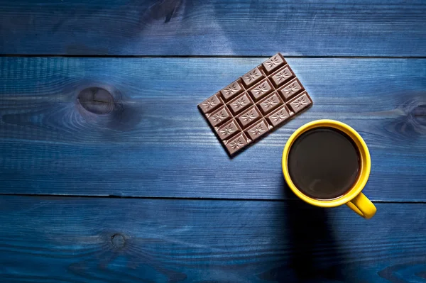 커피와 초콜릿의 노란색 컵 — 스톡 사진