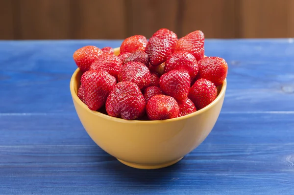 Kom van aardbeien — Stockfoto