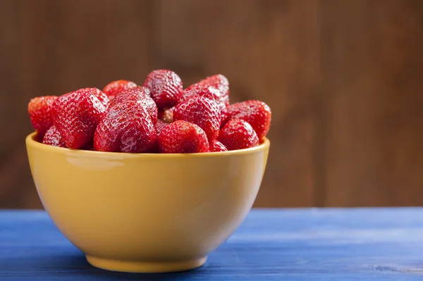 Kom van aardbeien — Stockfoto