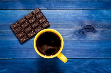Sarı fincan kahve ve çikolata