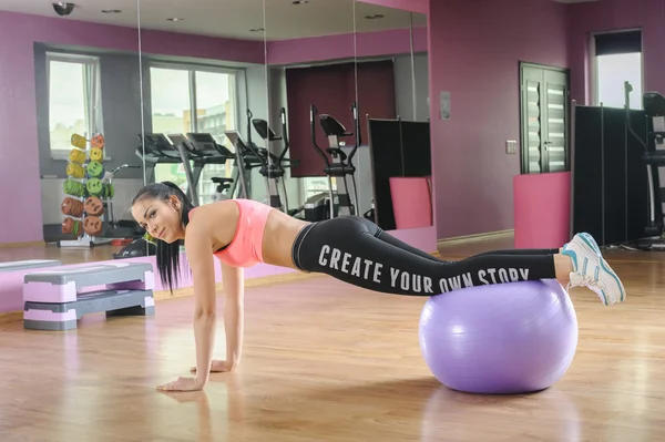 Exercícios de fitness com bola — Fotografia de Stock