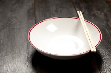 kase ve yemek çubukları