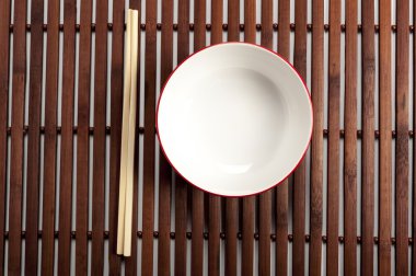 kase ve yemek çubukları