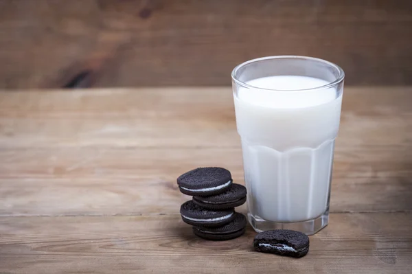 Galletas y leche — Foto de Stock