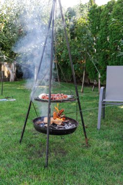 Izgara ve sosisler ateşte kavrulmuş.