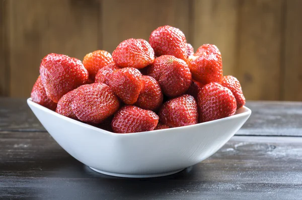 Kom van aardbeien — Stockfoto