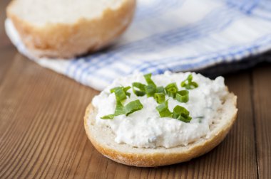 Ekmek peynir ve Frenk soğanı