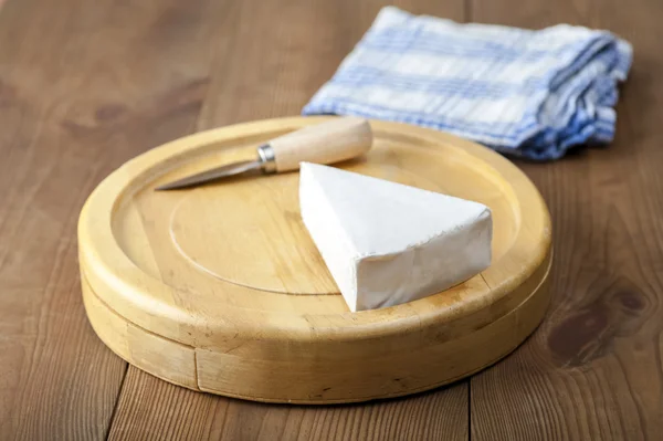 Plateau de fromage et couteau sur table en bois — Photo