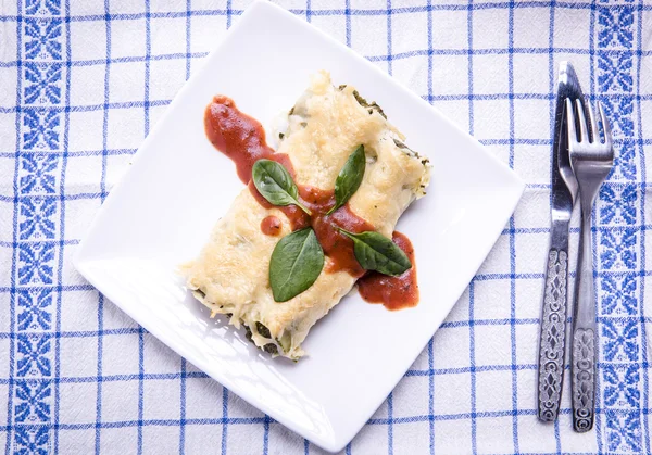 Cannelloni stuffed with feta cheese and spinach — Stock Photo, Image