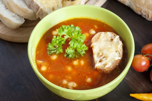 Томатный суп с сырными гренками — стоковое фото