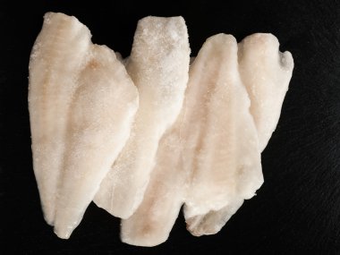 Taş tabakta donmuş balık.