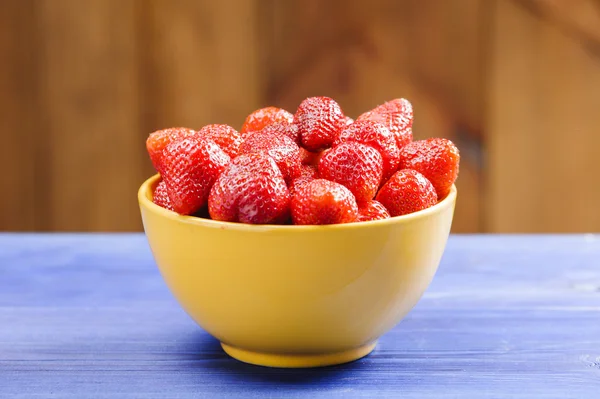 Kom van aardbeien — Stockfoto